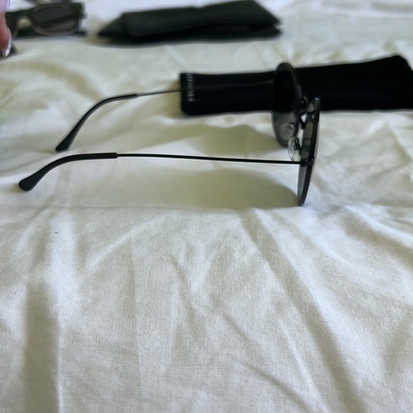 Quay sunglasses with case - Picture 2 of 3